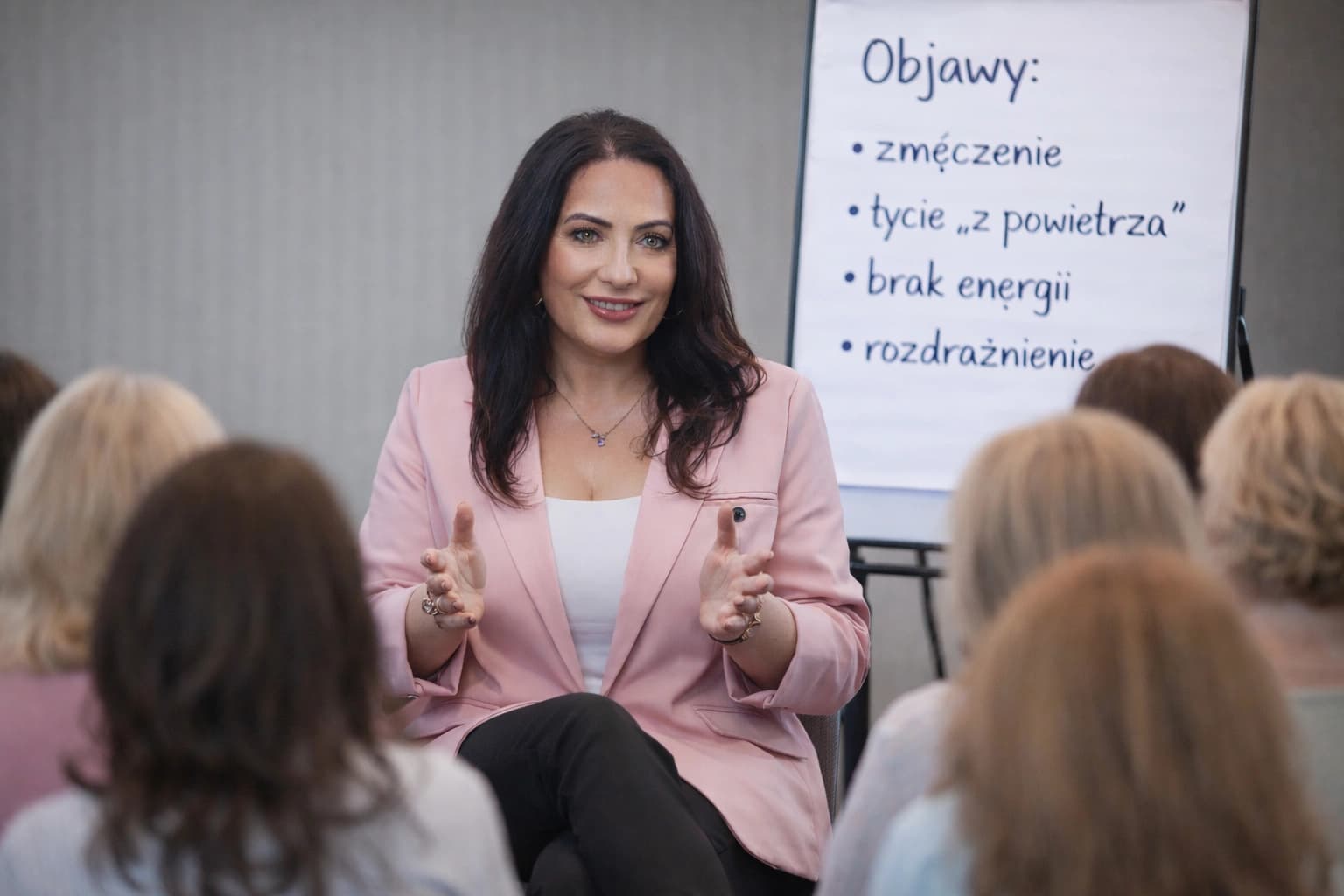 Dojrzała, pełna energii kobieta w naturalnym świetle